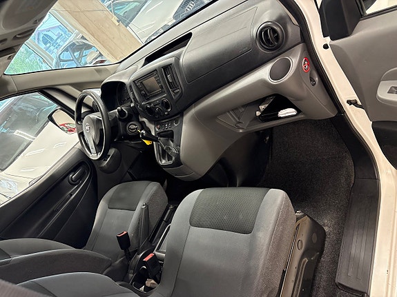 Nissan NV200 8 of 12