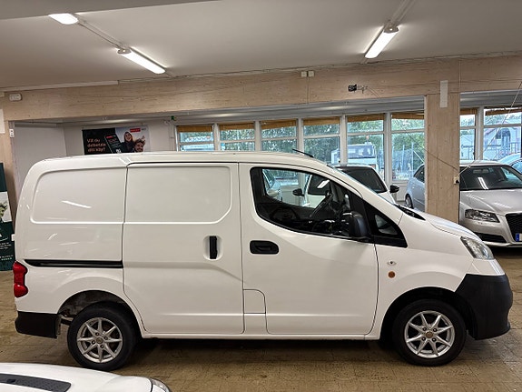 Nissan NV200 3 of 12
