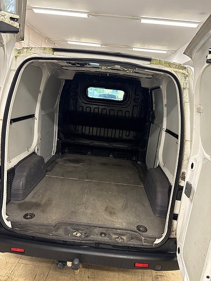 Nissan NV200 7 of 12