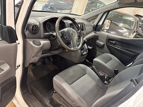 Nissan NV200 6 of 12