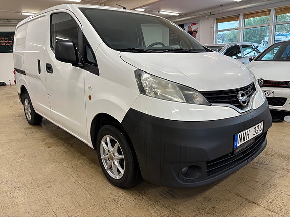 Nissan NV200 2 of 12