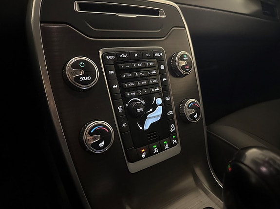 Volvo XC70 11 of 21