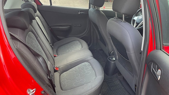 Hyundai i20 10 of 16