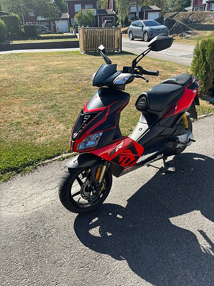 Aprilia SR50 2 of 4