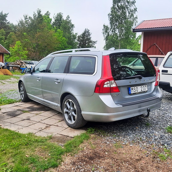 Volvo V70 3 of 7