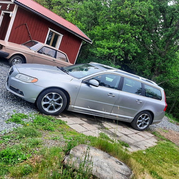 Volvo V70 2 of 7