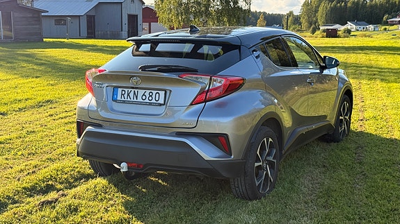 Toyota C-HR 2 of 21