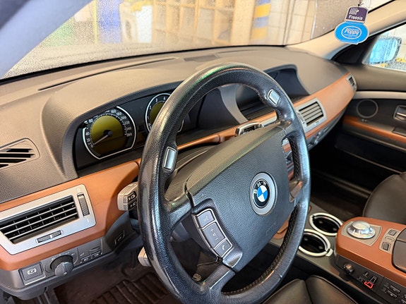 BMW 735i 8 of 9