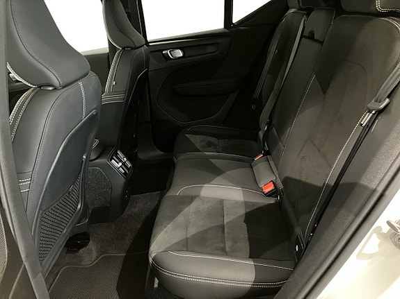 Volvo EX40 7 of 16
