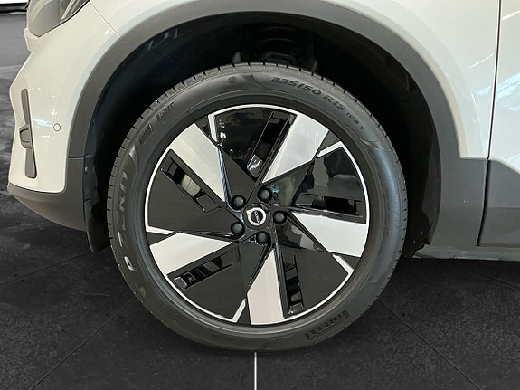 Volvo EX40 10 of 16