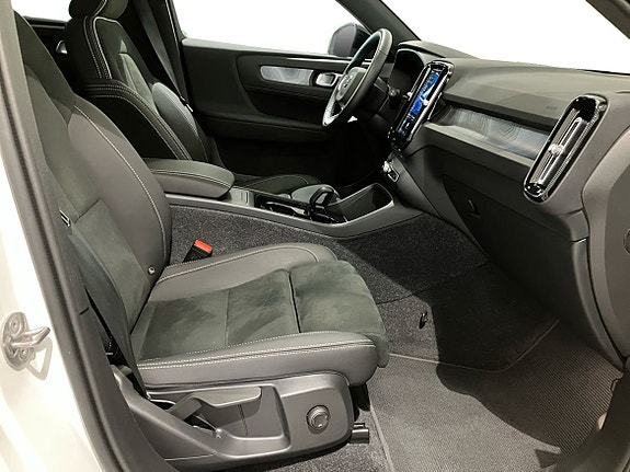 Volvo EX40 4 of 16