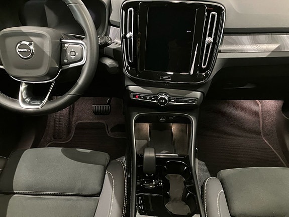 Volvo EX40 13 of 16