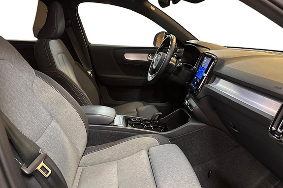 Volvo XC40 10 of 13