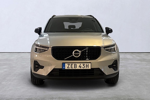 Volvo XC40 7 of 13