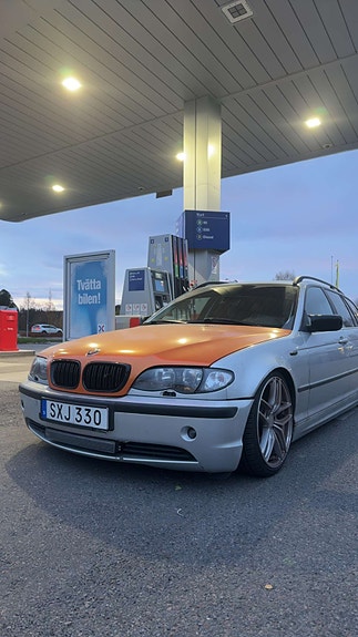 BMW 320i 3 of 5