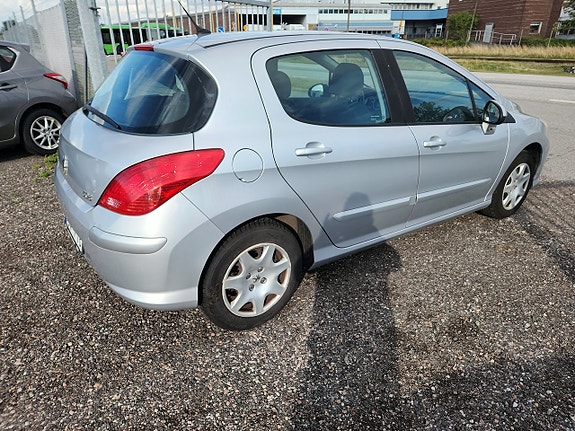 Peugeot 308 2 of 6