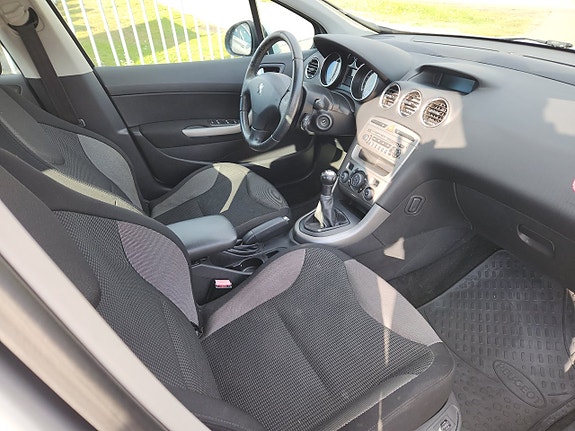 Peugeot 308 4 of 6