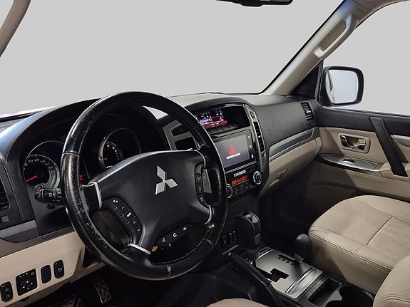 Mitsubishi Pajero 6 of 15