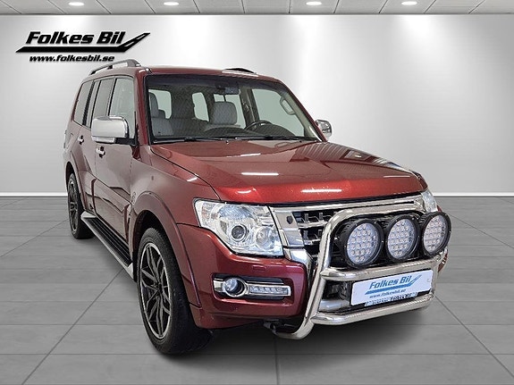 Mitsubishi Pajero 2 of 15