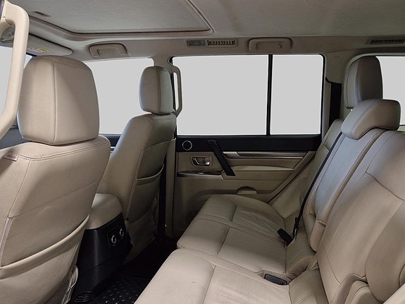 Mitsubishi Pajero 12 of 15
