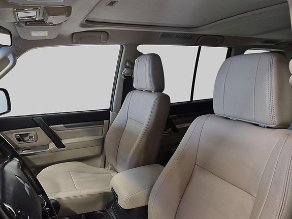 Mitsubishi Pajero 7 of 15
