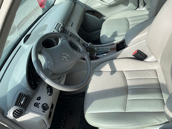 Mercedes-Benz C180 4 of 6