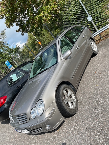 Mercedes-Benz C180 2 of 6