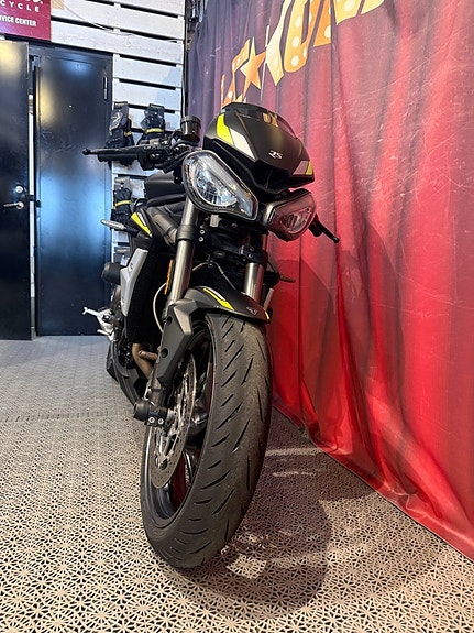 Triumph STREET TRIPLE 765 RS 7 of 17