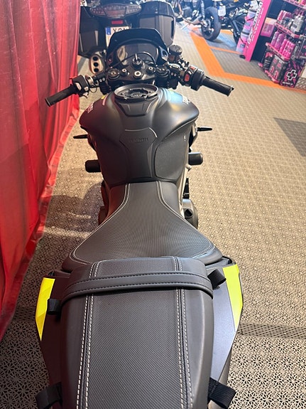 Triumph STREET TRIPLE 765 RS 11 of 17