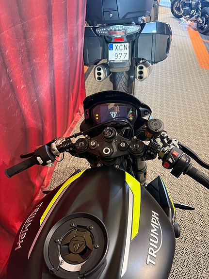Triumph STREET TRIPLE 765 RS 12 of 17
