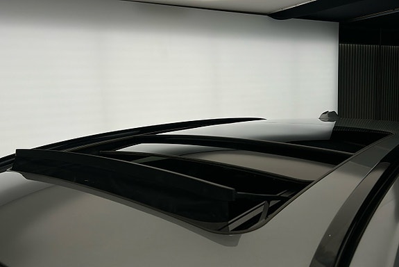 BMW 330e 19 of 25