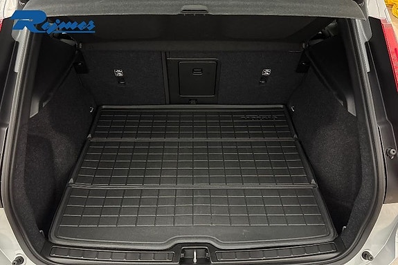 Volvo EX40 13 of 23