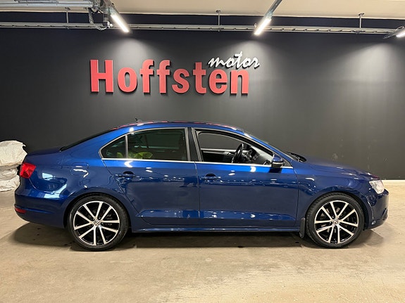 Volkswagen Jetta 2 of 16