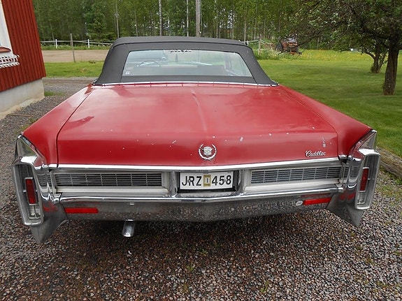 Cadillac Deville 7 of 23