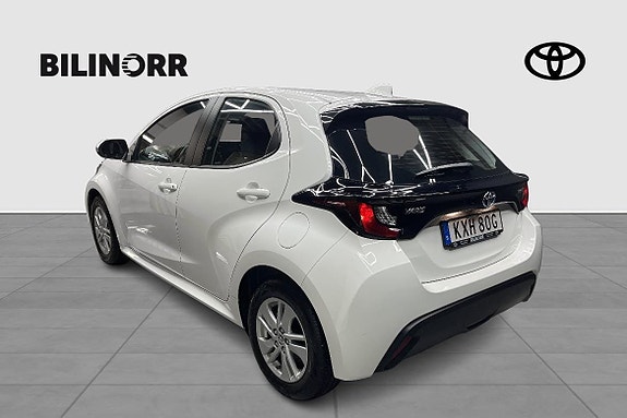 Toyota Yaris 2 of 17