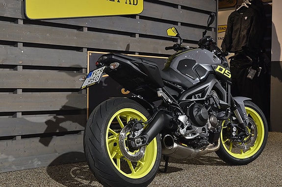Yamaha MT-09 3 of 6