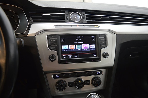 Volkswagen Passat 9 of 16