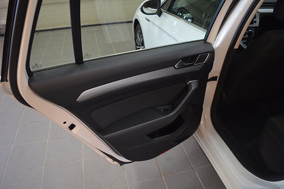 Volkswagen Passat 13 of 16