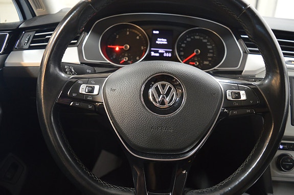 Volkswagen Passat 12 of 16