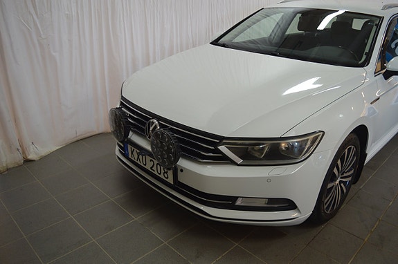 Volkswagen Passat 2 of 16