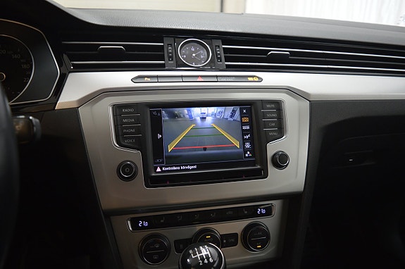 Volkswagen Passat 10 of 16