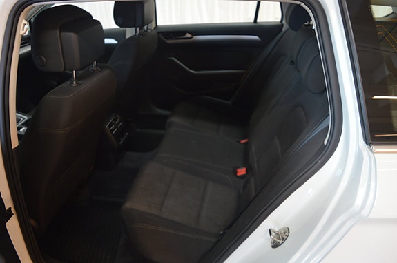 Volkswagen Passat 14 of 16