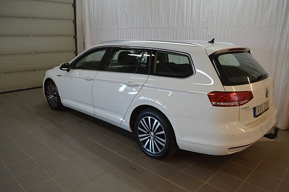 Volkswagen Passat 5 of 16
