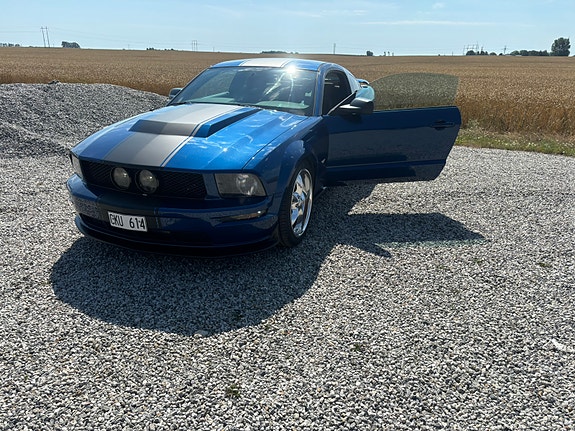 Ford Mustang 2 of 3