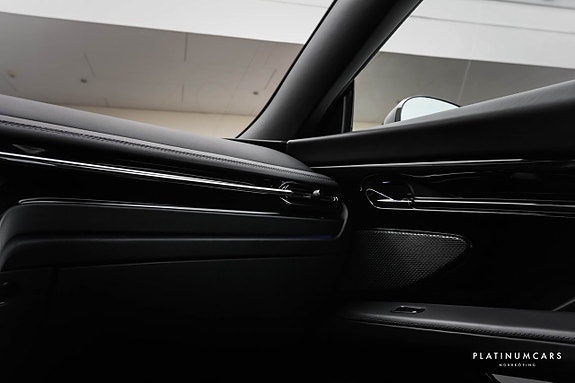 Aston Martin DB12 18 of 25