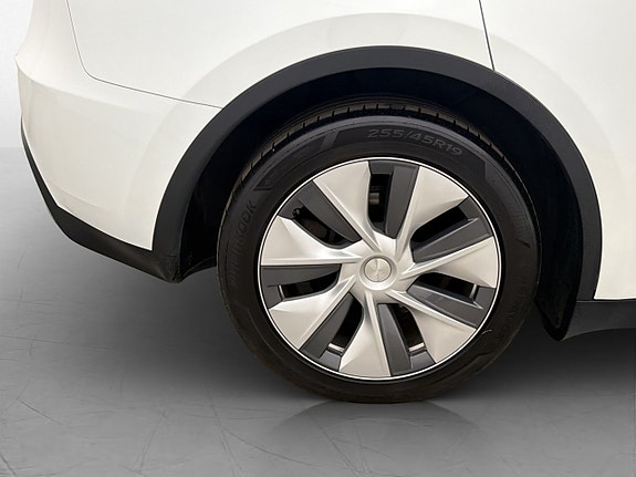 Tesla Model Y 29 of 30
