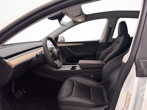 Tesla Model Y 14 of 30