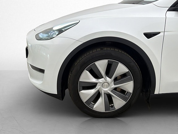 Tesla Model Y 27 of 30