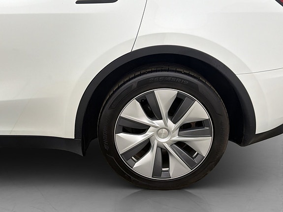 Tesla Model Y 28 of 30