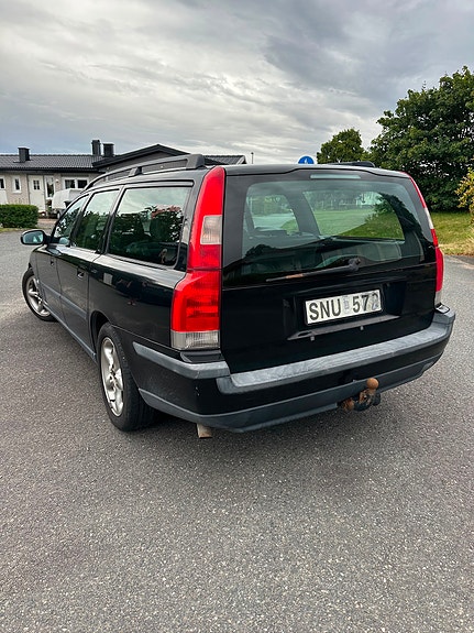 Volvo V70 2 of 6
